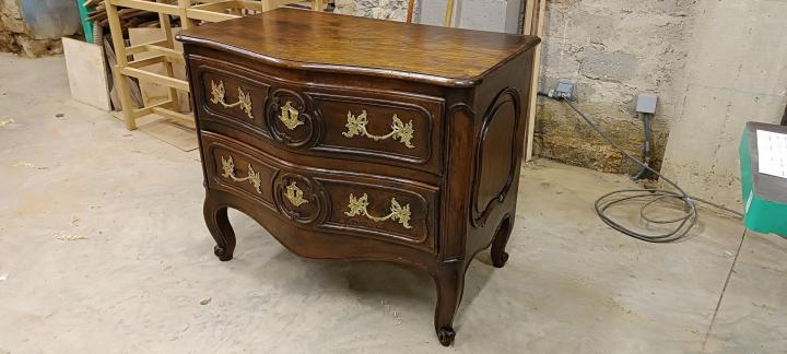 Passionné par la restauration de meubles anciens depuis plus de deux décennies, je redonne vie à vos pièces précieuses.