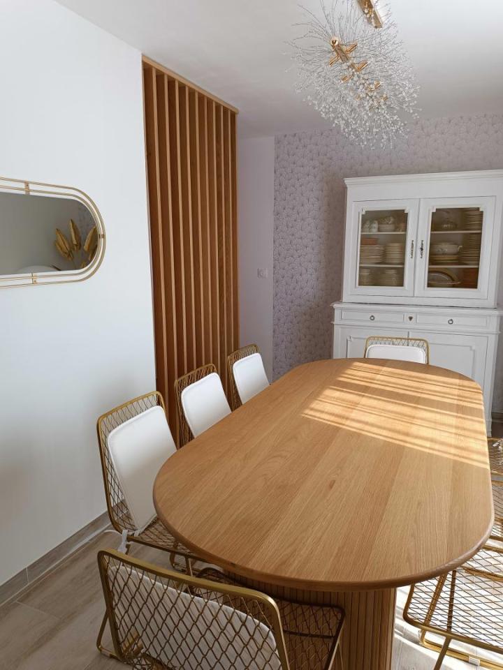 Mon expertise dans ce domaine me permet de créer des espaces intérieurs uniques et fonctionnels. 