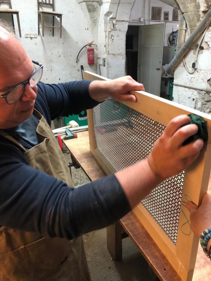 Finition de meubles à Tresques