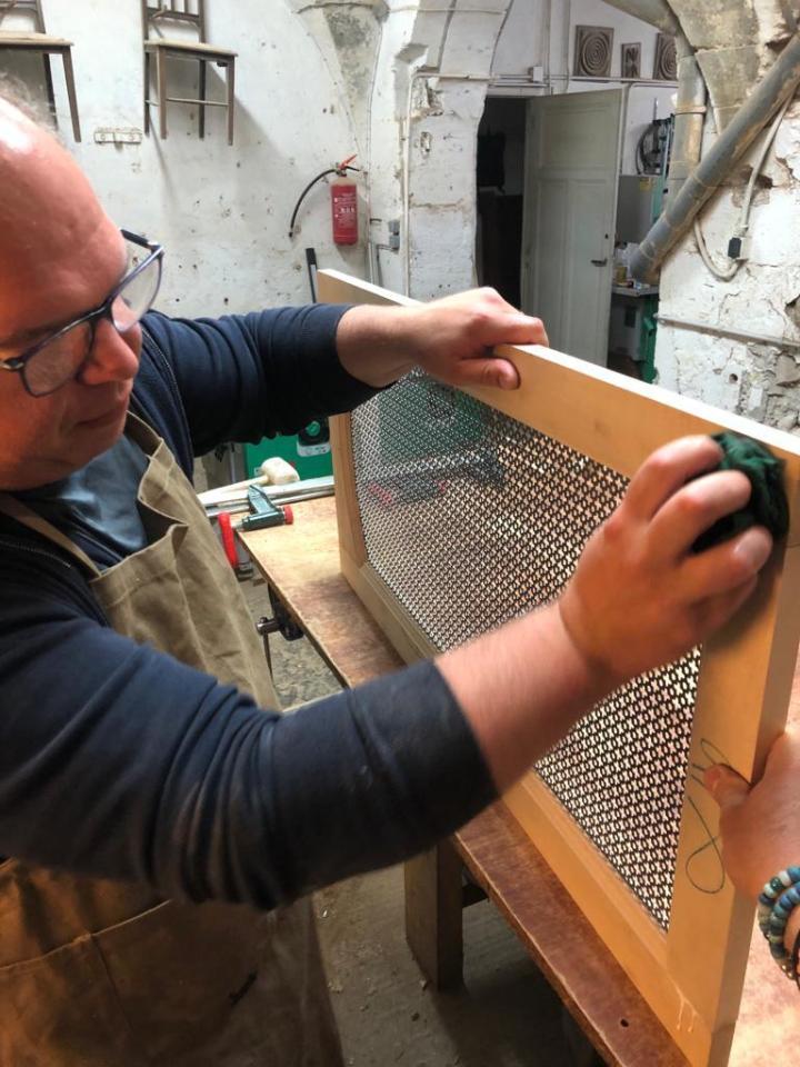 Passionné par la finition de meubles, je veille à ce que chaque réalisation reflète mon savoir-faire et mon expérience.